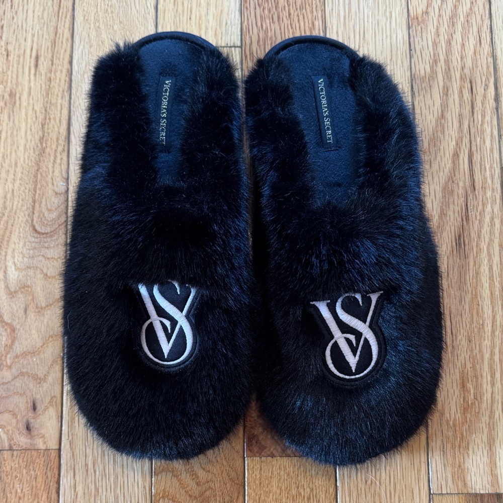 Victoria's Secret Black Faux Fur Slippers with Embroidered VS Monogram size 7